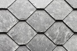 Fassade mit Naturschiefer, Wabendeckung