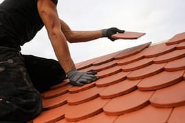 Wartungen und Reparaturen von einem Dachdecker durchgeführt.